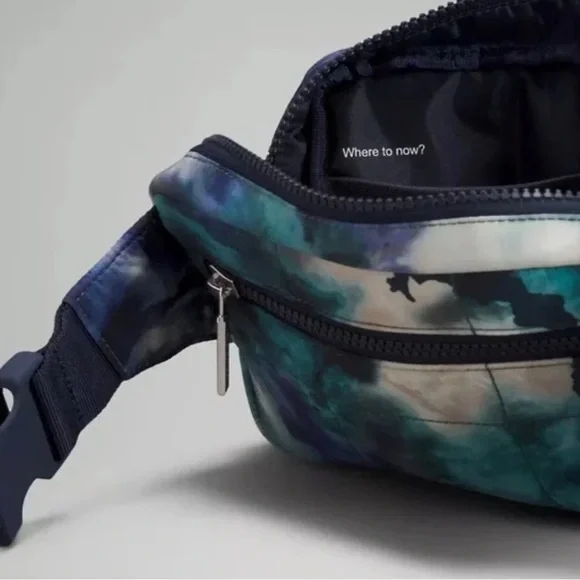 Lululemon everywhere Belt Bag NWT - Picture 4 of 5